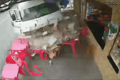 Vídeo impressionante: caminhão desgovernado atinge bar e residência no Jardim Tupã