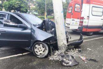 carro batido no poste