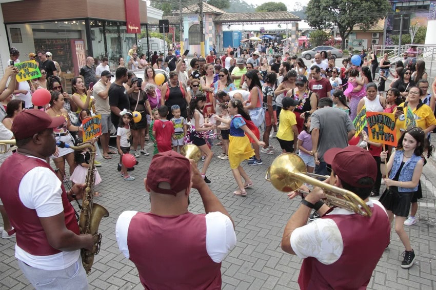 Carnaval da Família atrai público de diversas idades ao Paço de Ribeirão Pires 