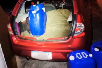 Durante a abordagem, os policiais encontraram oito galões cheios de gasolina no porta-malas do veículo do suspeito