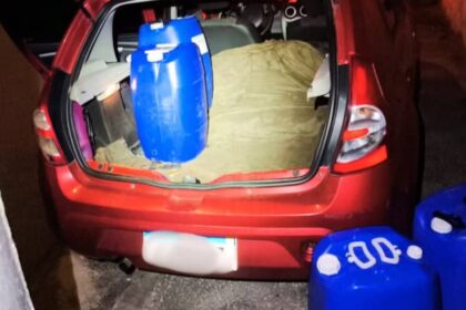 Durante a abordagem, os policiais encontraram oito galões cheios de gasolina no porta-malas do veículo do suspeito
