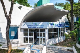 Médico orienta paciente sobre cuidados com a saúde ocular durante o Carnaval, destacando os riscos de conjuntivite e irritações causadas por maquiagem e glitter.
