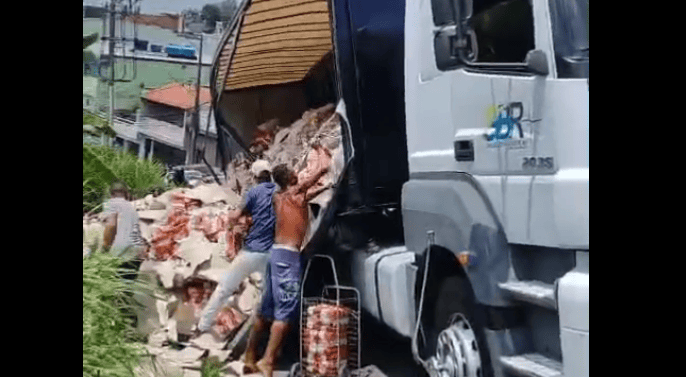 carga de cerveja caída no chão