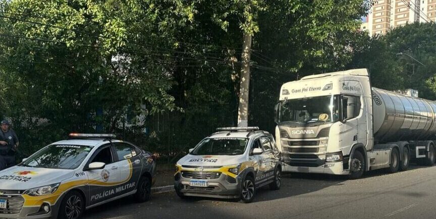 PM recupera carreta roubada e prende foragido na Anchieta