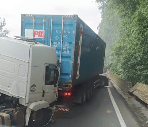 Engavetamento envolvendo 5 carretas gera congestionamento na Anchieta