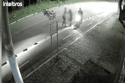 Idosa não consegue tirar aliança do dedo e é mordida por assaltantes