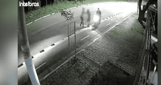 Idosa não consegue tirar aliança do dedo e é mordida por assaltantes