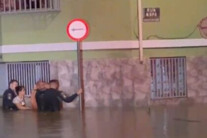 PM resgata família de enchente na Penha, na capital paulista