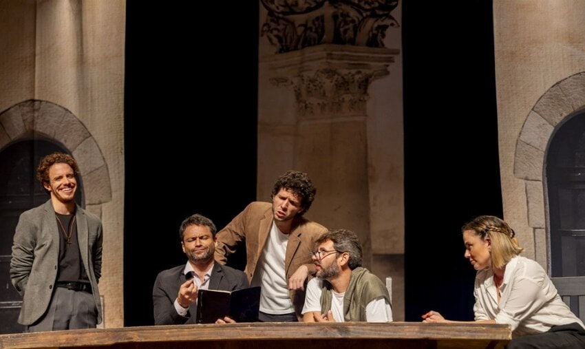 Teatro Municipal de Santo André recebe peça “O homem mais inteligente da história"
