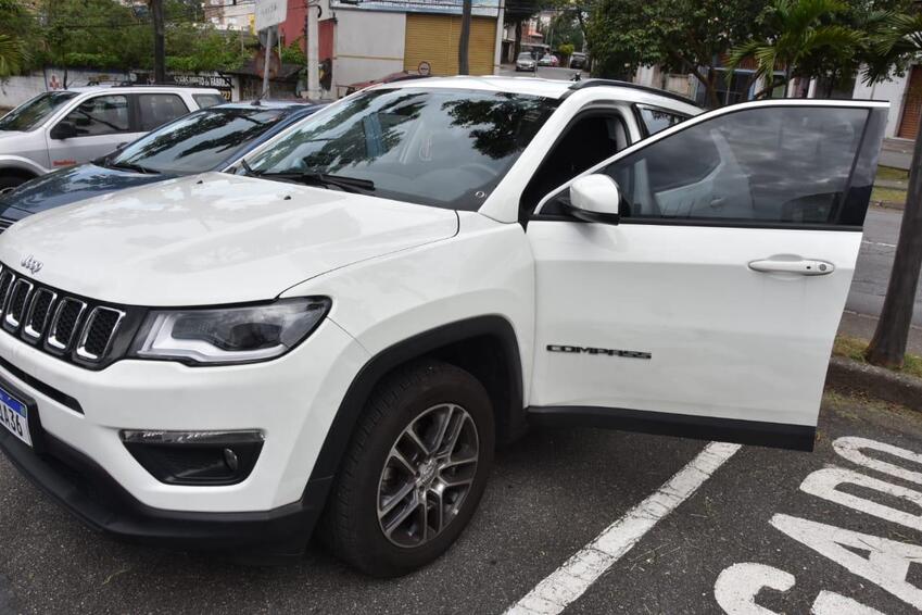 uando trafegava pela Avenida José Amazonas, uma viatura descaracterizada da corregedoria da GCM abordou o carro dirigido por um menor, um Jeep Compass