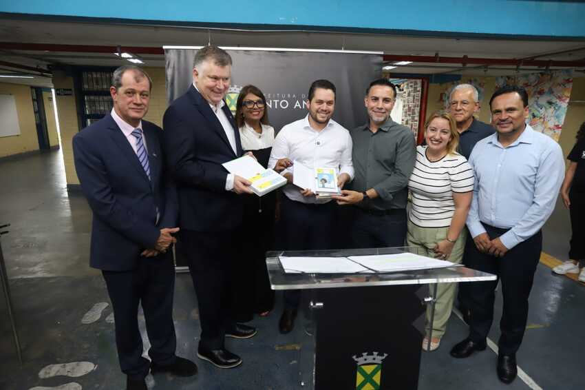Entrega de cadeiras, fruto de parceria com o Governo do Estado, contou também com recebimento de livros para o ensino de Libras