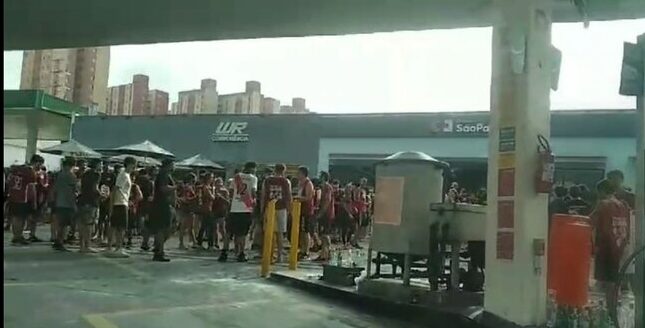 Calouros e universitários fazem tradicional pedágio nos Três Postos em S.Bernardo