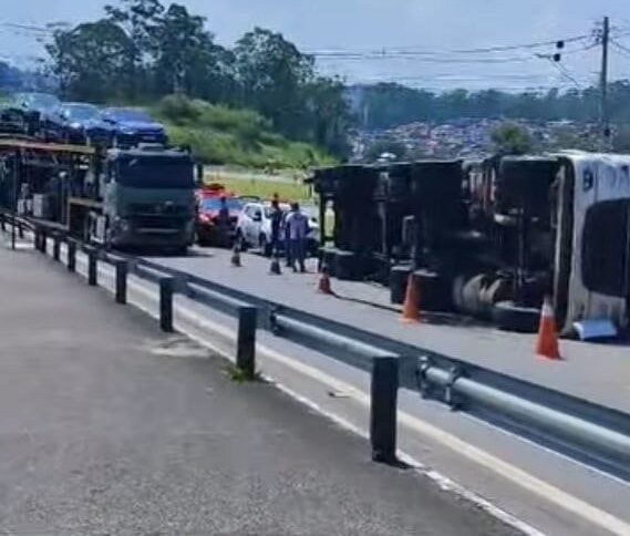Carreta tomba em frente ao Outlet premium Imigrantes