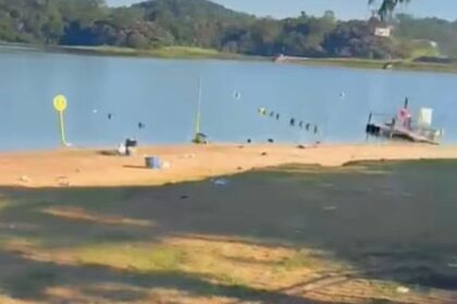 Moradora mostra sujeira na prainha após fim de semana e pede conscientização de frequentadores