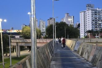 Passarela do Metrópoles/ Paço começa a receber iluminação