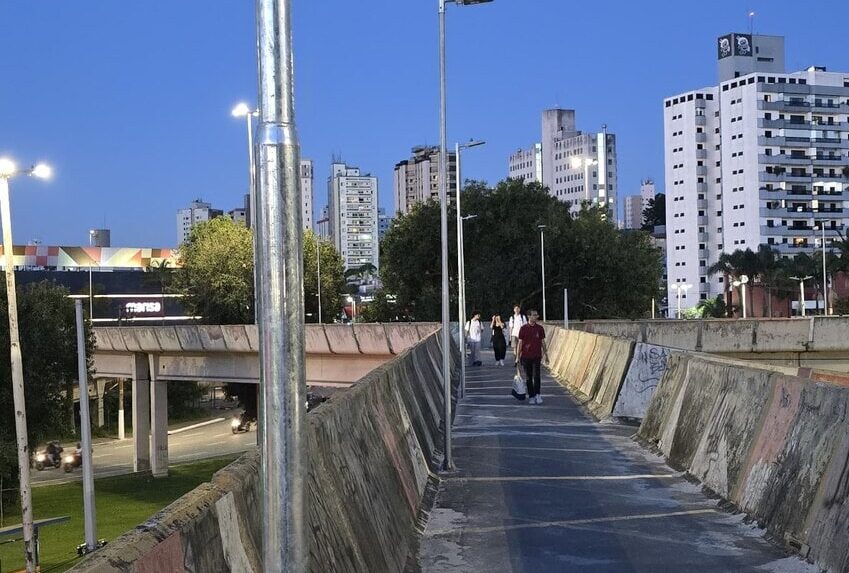 Passarela do Metrópoles/ Paço começa a receber iluminação