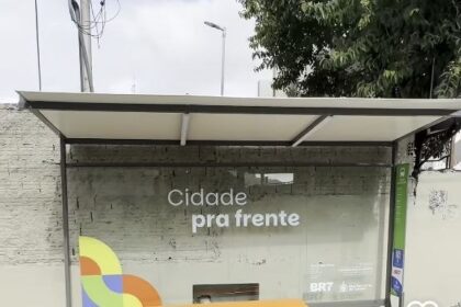 Primeira unidade do novo abrigo de ônibus é instalada na rua Jurubatuba, em São Bernardo