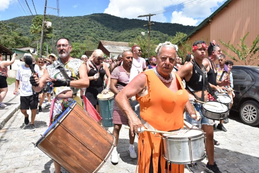 Uma das atrações do Carnaval será o tradicional Bloco das Bruacas, que percorre a vila inglesa nasegunda-feira, a partir das 13h
