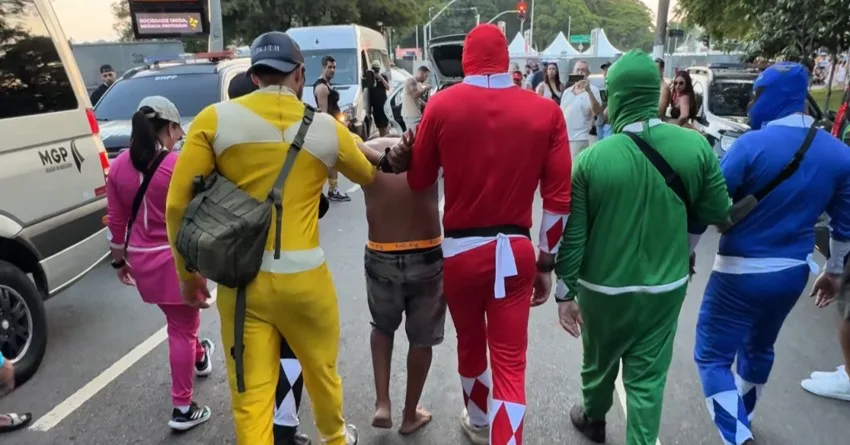 ‘Power Rangers’ prendem homem com 7 celulares em bloco no Carnaval 