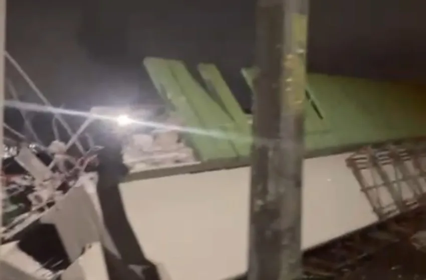 Rodovia Anchieta está totalmente bloqueada no km 52, nos dois sentidos, após uma carreta colidir com uma passarela na noite desta quinta-feira (14), na altura de Cubatão