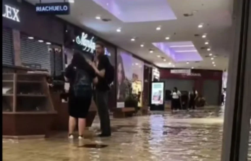 Grand Plaza Shopping tem entrada alagada após forte chuva Em Santo André