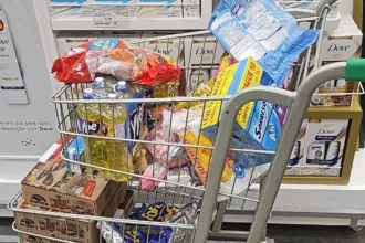 Alguns clientes abandonaram os carrinhos de compras e foram embora por conta das filas