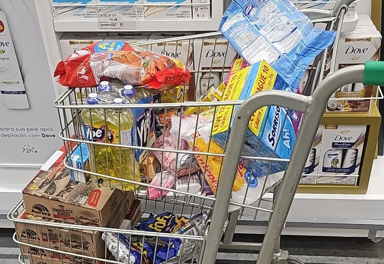 Alguns clientes abandonaram os carrinhos de compras e foram embora por conta das filas