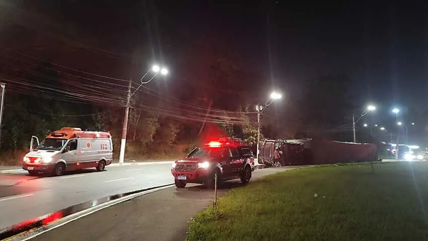 Carreta tomba em frente ao Outlet Premium, em São Bernardo