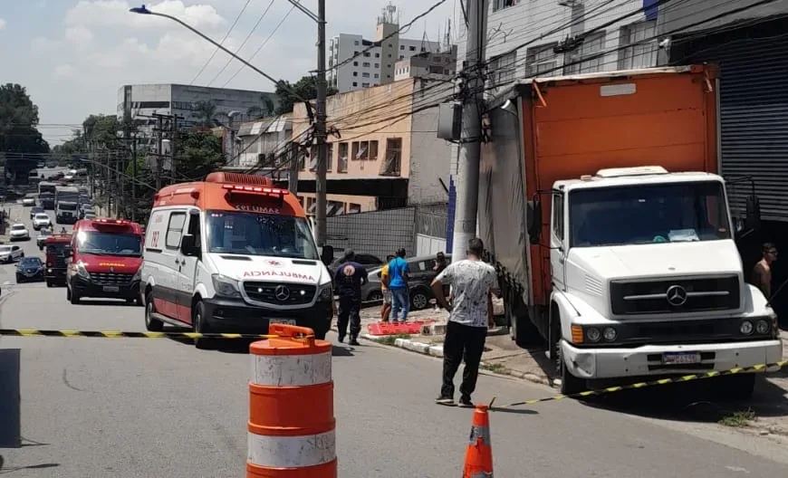 Caminhão desgovernado derruba muro e deixa vítimas em Diadema