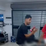 No vídeo, os "clientes" corriam assustados, ele fechava a porta, cortava o cabelo e pagava o serviço com café, em uma sátira ao valor da bebida