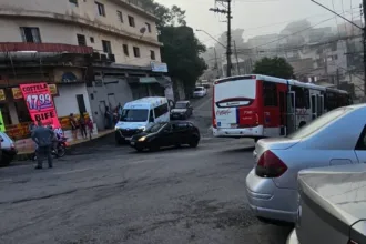 Segundo o Boletim de Ocorrência, a mulher atravessava fora da faixa quando foi atingida por um ônibus