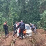 Motorista de app e casal ficam atolados em Paranapiacaba e são resgatados por trilheiros