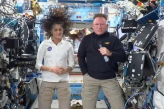 Astronautas da Nasa retornam à Terra após nove meses no espaço