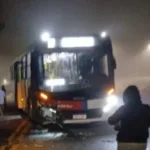 Em Ribeirão Pires, carro bate de frente com ônibus da Suzantur e motorista foge  