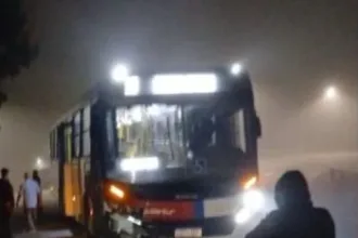 Em Ribeirão Pires, carro bate de frente com ônibus da Suzantur e motorista foge  