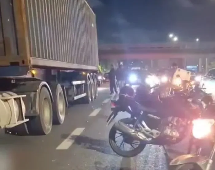Colisão entre carro, caminhão e moto deixa vítima na Anchieta