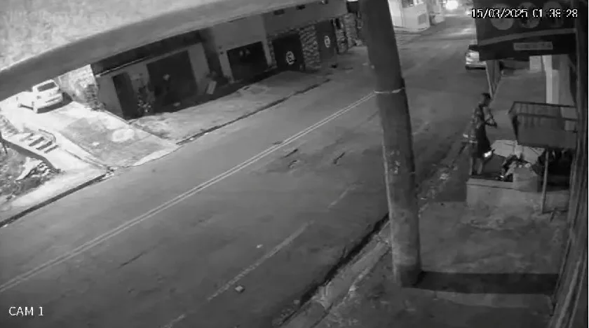 Vídeo: Homem agride morador em situação de rua e dois cães