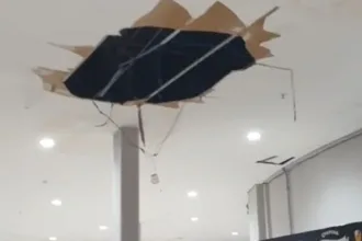 Chuva forte causa queda de parte do teto do Assaí Anchieta
