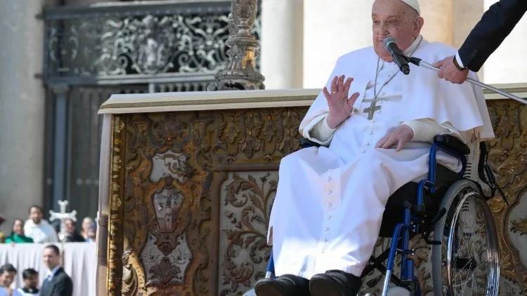 A saudação do Papa Francisco ao término da Missa
