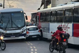 Carro fica prensado entre dois ônibus em Mauá  