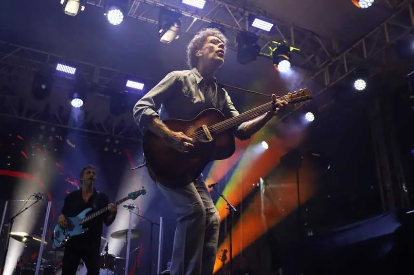 Último dia da Feira da Fraternidade termina com show do cantor Nando Reis  
