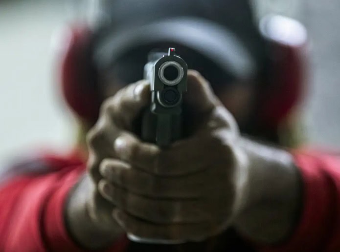 Senado aprova porte de arma para mulheres com medida protetiva