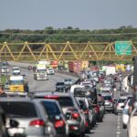 Carreta tomba sobre carro e deixa vitimas fatais no litoral