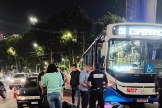 Motociclista é socorrida após acidente com ônibus em São Bernardo