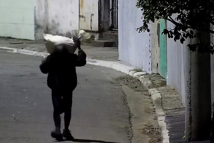 Com apoio das câmeras do CGE, os GCMs acessaram o imóvel e localizaram o suspeito escondido nos fundos da casa 