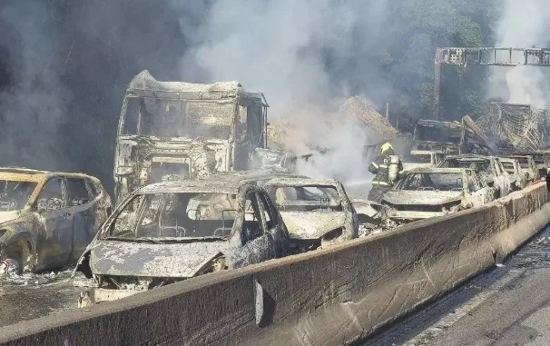 Vídeo mostra momento em que carreta tomba e explode na BR-101 em SC