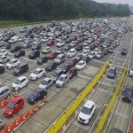 Motoristas enfrentam congestionamento na descida para o litoral