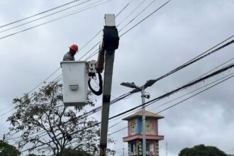 Avenida Prefeito Valdírio Prisco recebe novos postes de iluminação LED
