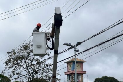 Avenida Prefeito Valdírio Prisco recebe novos postes de iluminação LED