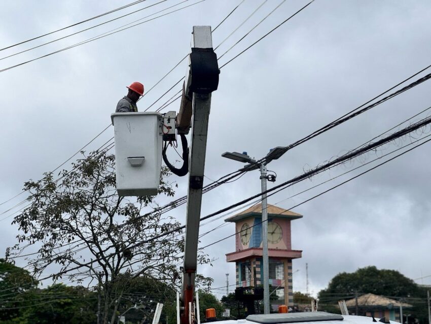 Avenida Prefeito Valdírio Prisco recebe novos postes de iluminação LED